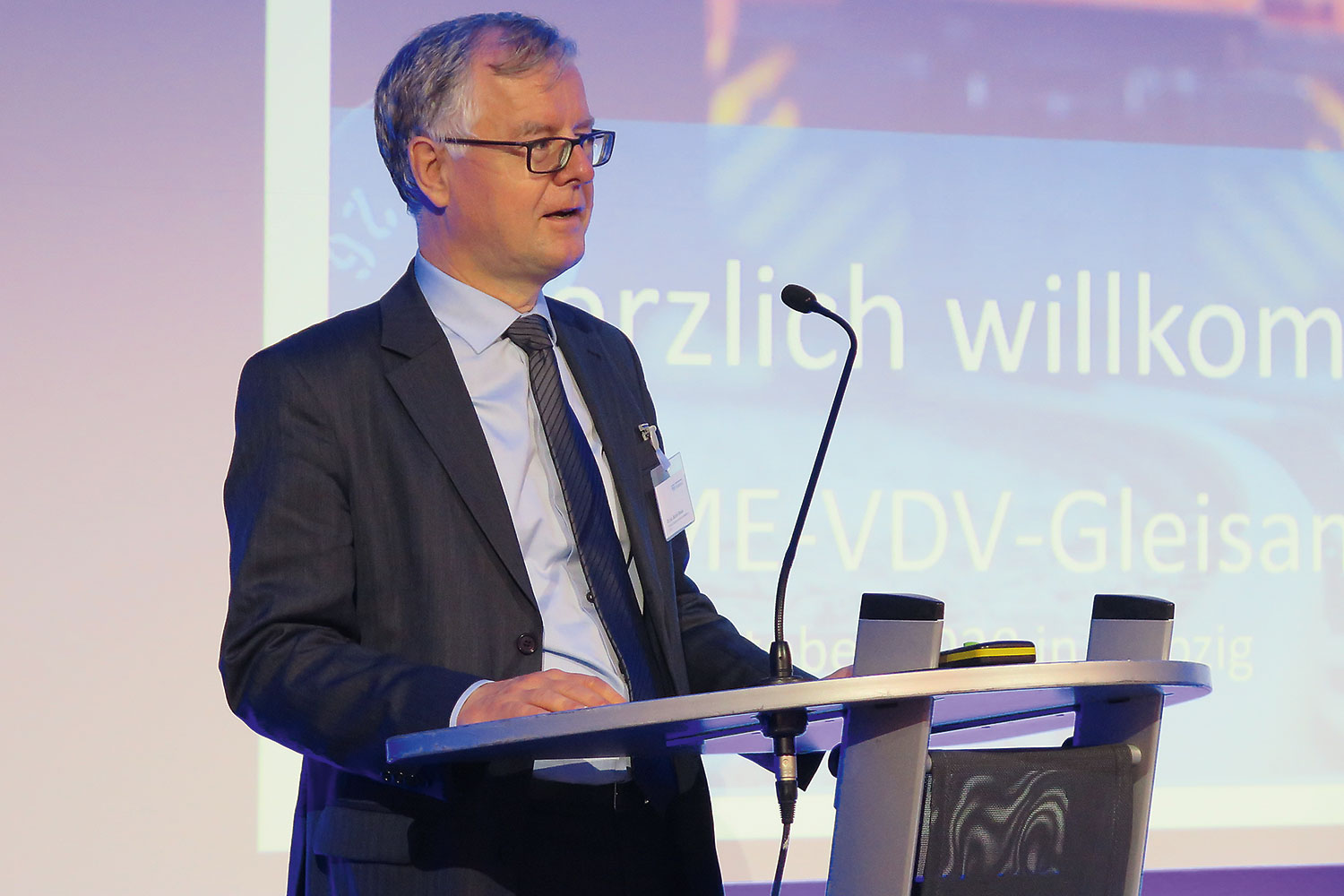 Dr. Martin Henke begrüßte für den VDV die Teilnehmerinnen und Teilnehmer der Gleisanschluss-Konferenz, die Anfang Oktober in Leipzig stattfand.